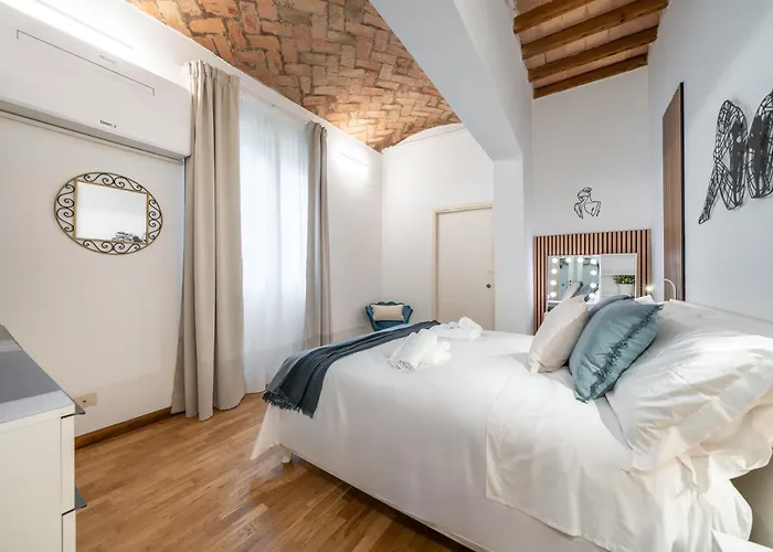 Martin'S Home - Stylish Historic Apartment With Free Parking, Fast Wi-Fi, Ac, Perfect For Couples & Business In Modena Center