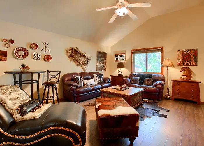Willow Cove Lodge- 5 Bedrooms With A Hot Tub