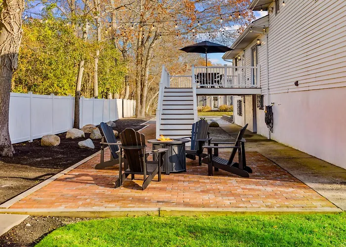 Walk To The Beach - Modern Home With Firepit And Bikes