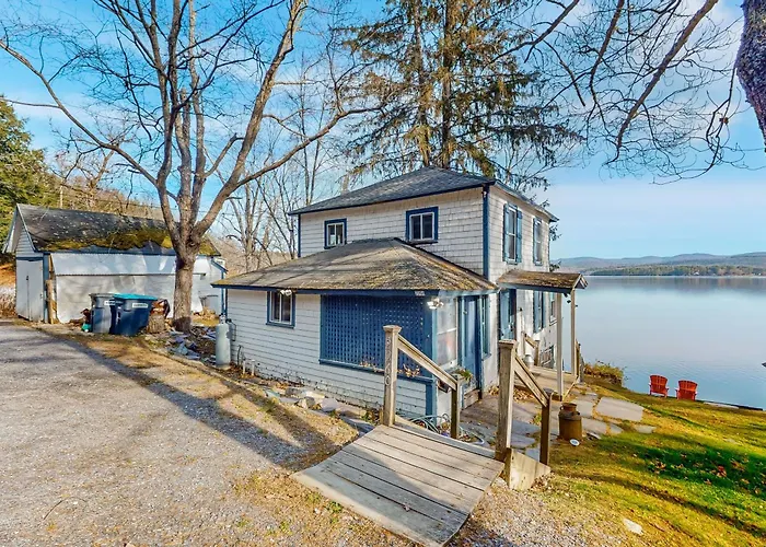 Lakefront Living