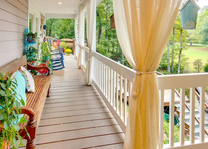 Blue Ridge Mtn Retreat: Porches & Creek Access