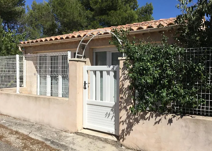 Pretty Gite With Pool In Cavaillon, Beautiful View On The Luberon Mountains, 4 People.