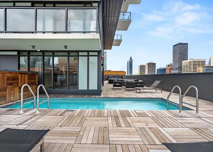 Luxury Dt, 2 Bedroom Deal, Private Balcony, Full Kitchen, Gym - Free Parking