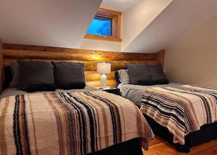Ryders Lodge, Log Home In Edgewater, Bc