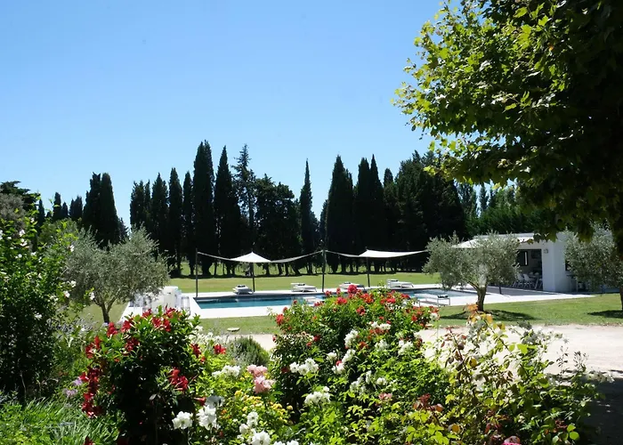 Provencal Farm House With Heated Pool Located To Salon De Provence, 12 People