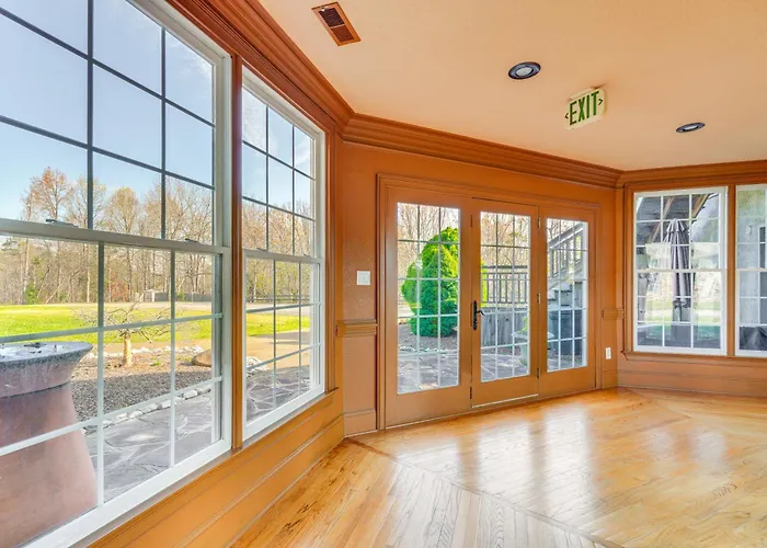 Private Hot Tub: 'Bays View Lodge' In Kingsport!
