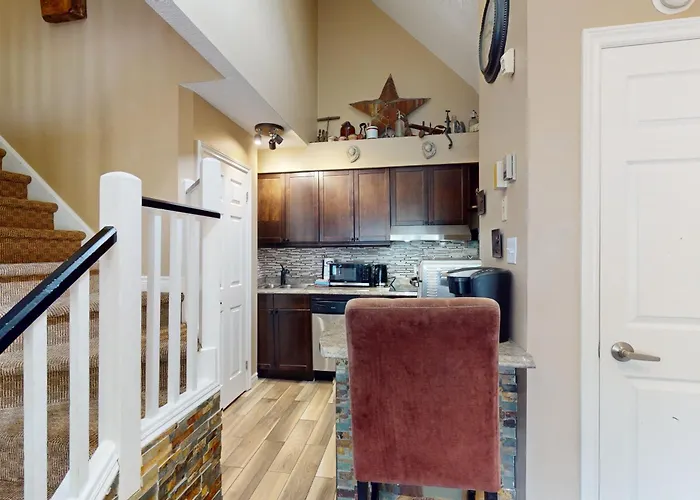 Mountain Loft Magic: Pool, Hot Tub, Tennis