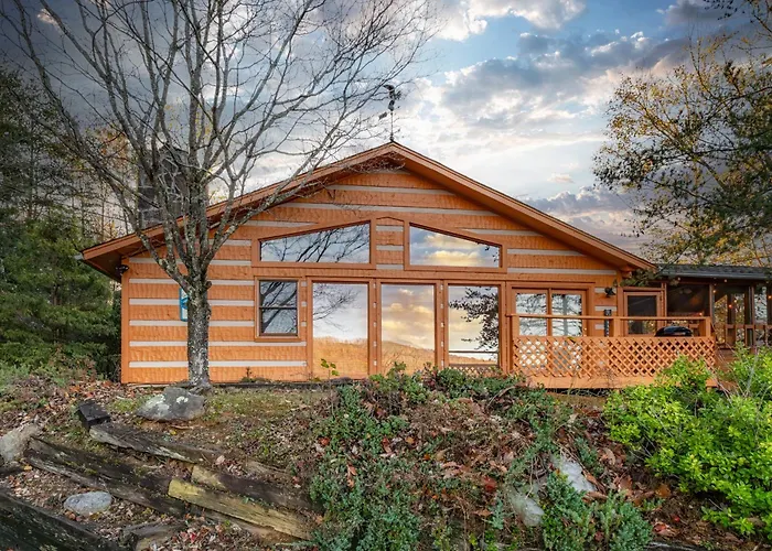 Real Log Cabin With Amazing Views, Hot Tub, Sauna, Games