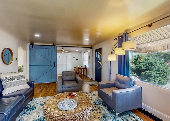 Charming Downtown Bungalow - King Bed, Office