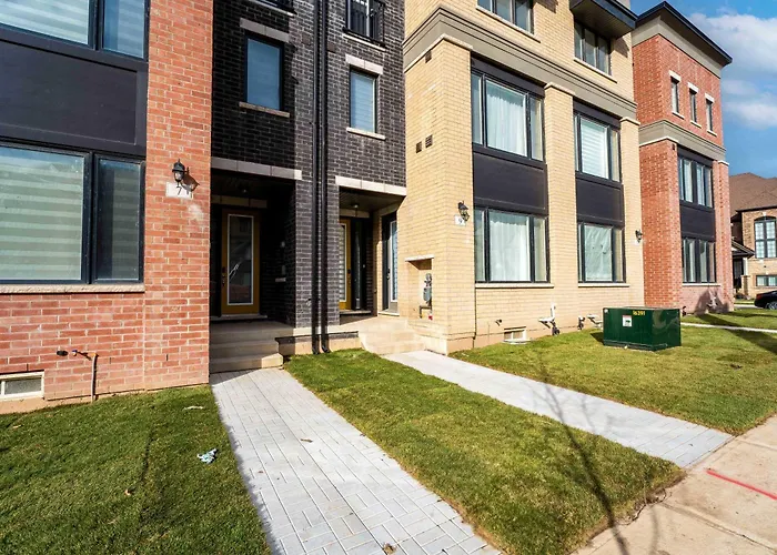 Bright & Stylish Modern Townhome In Oakville!