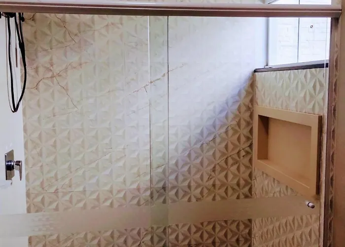 Quarto com ar e banheiro estacionamento e Wi-Fi