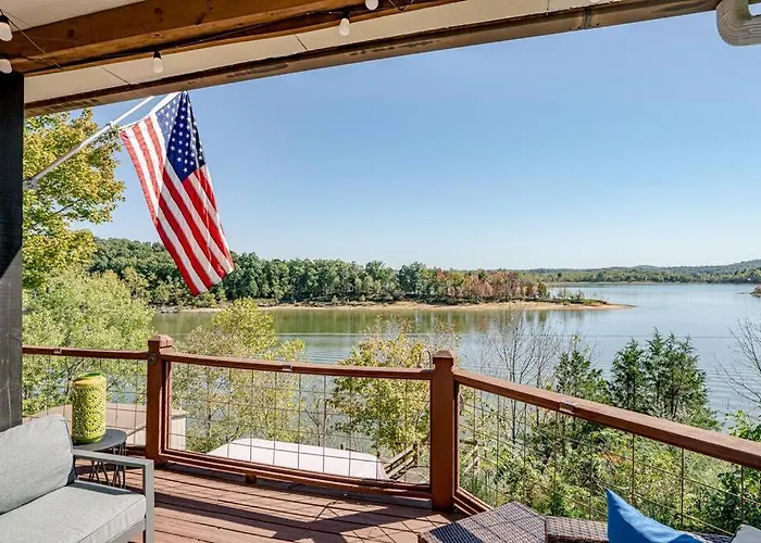 Cozy Lakefront Holiday Getaway!