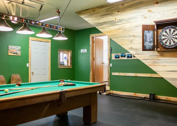 Hot Tub, Pool Table, Rv Parking!