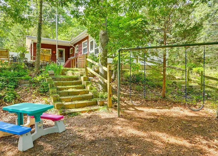 Walk To Beach: Long Island Wine Country Home!