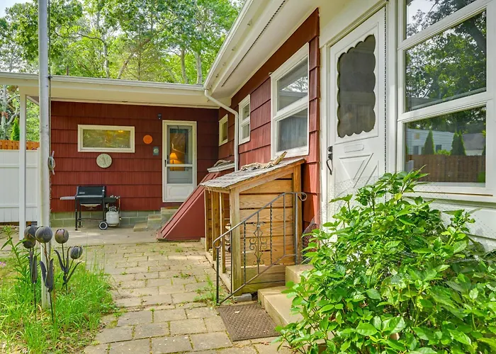 Walk To Beach: Long Island Wine Country Home!