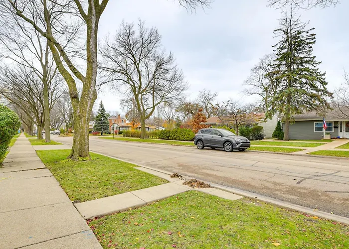 Family Apartment W/ Deck + Yard Near Northwestern