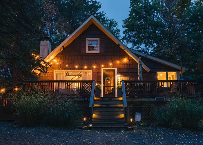 Family Pocono Gem By The Lake With Private Sauna, Hot Tub, And Huge Game Room