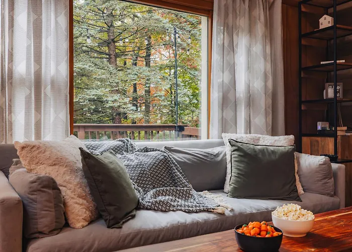 Family Pocono Gem By The Lake With Private Sauna, Hot Tub, And Huge Game Room
