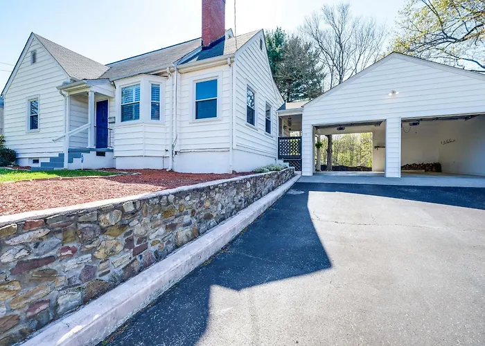 Pet-Friendly Roanoke Retreat W/ Theater