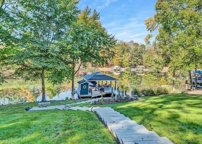 Waterfront Lake House Ideal Dock For Boats, Swimming, Fishing