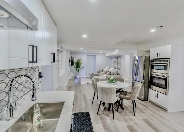 Luxurious Unit In Hyde Park