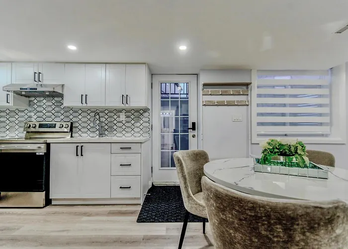 Luxurious Unit In Hyde Park