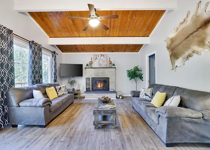 Cozy Cottage Spacious 4Bdrm 2Bth, Hot Tub, Game Movie Room, Close To Camelback Skiing, Sauna Firepit, Arcades, Backyard Playground, 2 Min Walk To Pool, Lake, Beach, Basketball