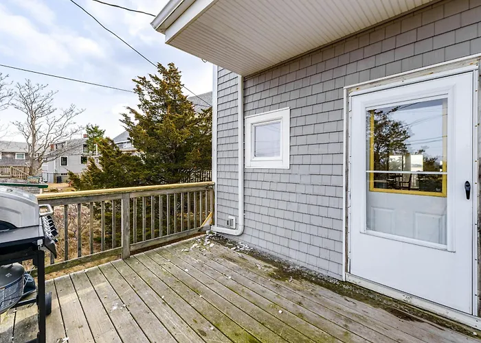 Marshfield Home W/ 2 Decks & Private Beach Access!