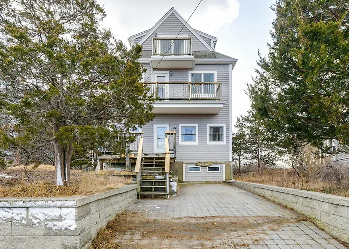 Marshfield Home W/ 2 Decks & Private Beach Access!