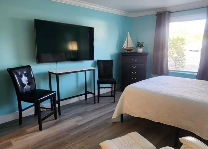 Beach, Boat, And Shopping -- Studio Apartment