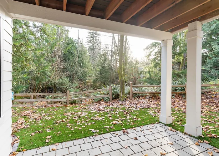 Elegant 3-Story House With Private Backyard In Wa