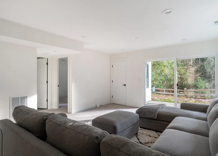 Elegant 3-Story House With Private Backyard In Wa