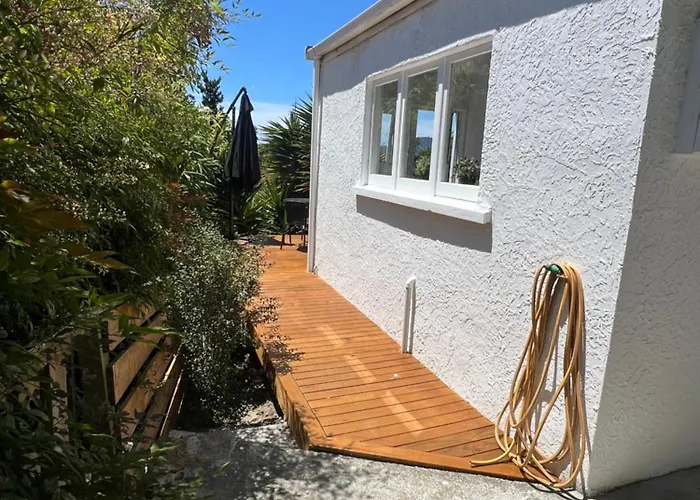 Highhaven On Quebec, Sunny Hillside, Central Nelson Hideaway With City To Sea Views