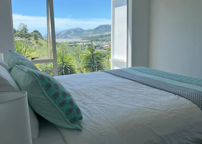 Highhaven On Quebec, Sunny Hillside, Central Nelson Hideaway With City To Sea Views