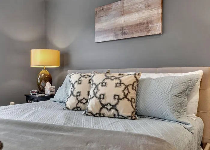 Luxurious 3-Bedroom Townhouse Walk To Village