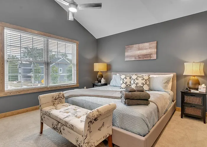 Luxurious 3-Bedroom Townhouse Walk To Village