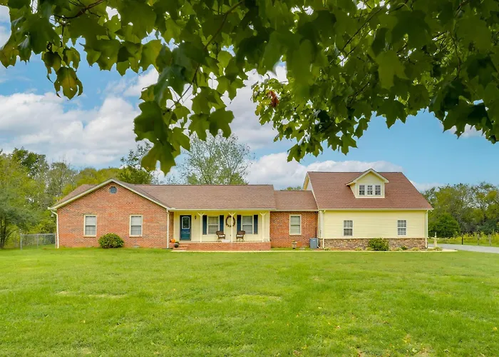 Large Yard & Basketball Hoop: Murfreesboro Home!