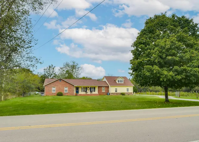 Large Yard & Basketball Hoop: Murfreesboro Home!