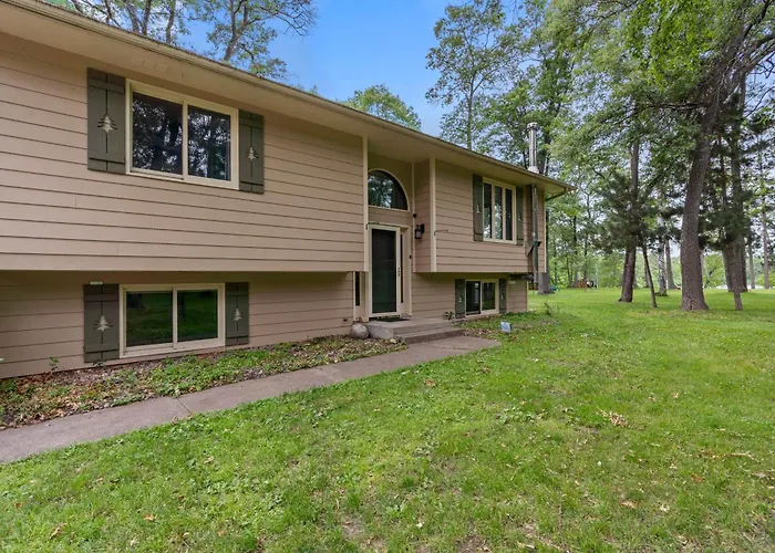 Large Home With Lake Views And Space To Entertain Friends