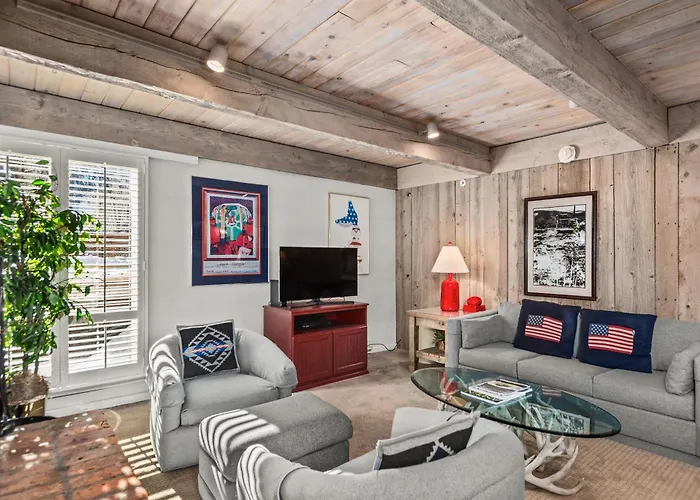 Chateau Eau Claire Unit 1, Stylish Condo Overlooking The River, Walking Distance To Downtown