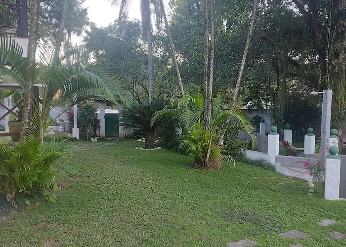 Casa com piscina, espaço gourmet e salão de jogos.