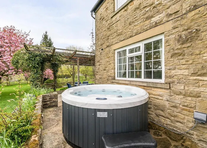 Central Malham Wellbeing Escape, 4-Bed House With Yoga Studio