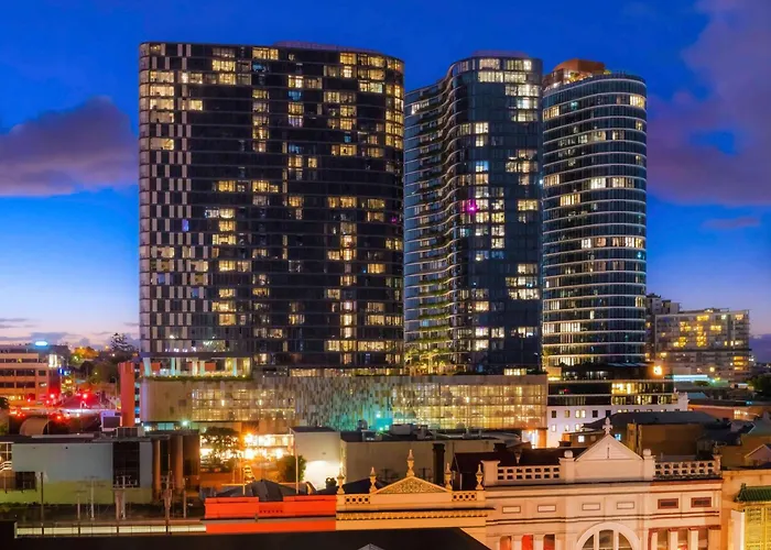 Luxury 2Br Fv Peppers Pool Parking Balcony Near Rbwh & Cbd