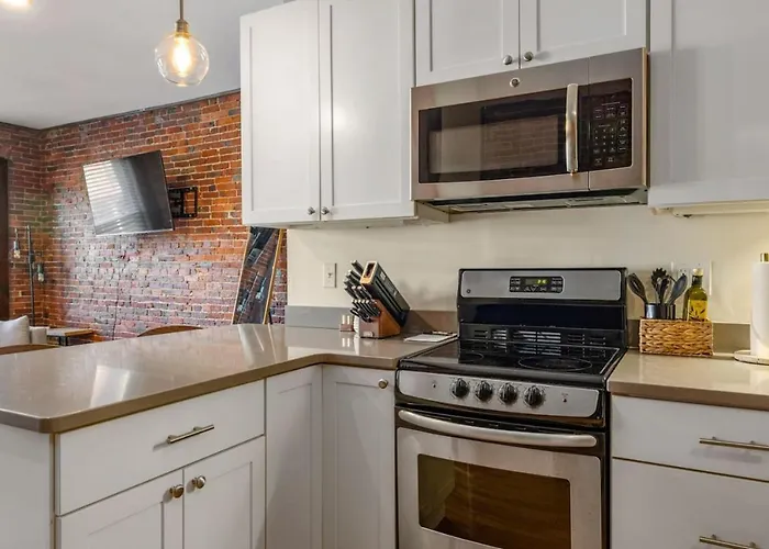 Newburyport Flat Downtown Living King Bed