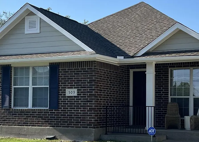 Near A&M: Sleeps 8, Firepit, Pet-Friendly | Cozy Home