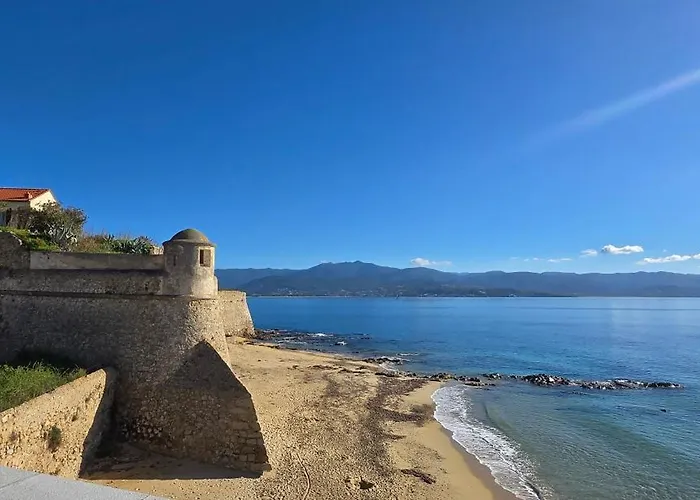 Superbe T2 Avec Balcons, Vieux Port, Hyper Centre Ajaccio