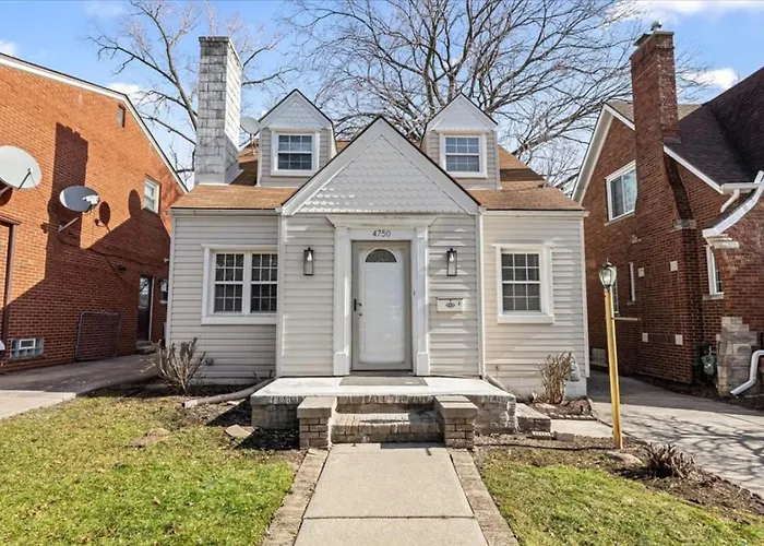 4 Bedroom 2 Bath Middle Of It All Sleeps 8
