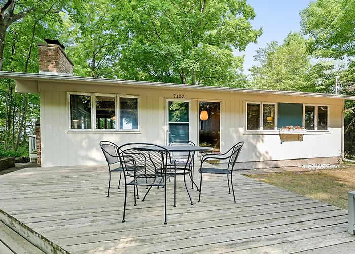 Experience Comfort At Graceland, A Charming 3-Bedroom House