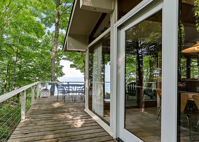 Experience Comfort At Graceland, A Charming 3-Bedroom House