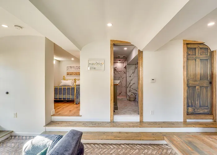 Walk To Waterfront: Chic Hudson Valley Garden Apt
